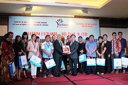 Phó Tổng cục trưởng Tổng cục Du lịch Hà Văn Siêu trao quà lưu niệm cho Đại sứ Indonesia tại Việt Nam H.E.Ibnu Hadi và các thành viên đoàn famtrip Indonesia
